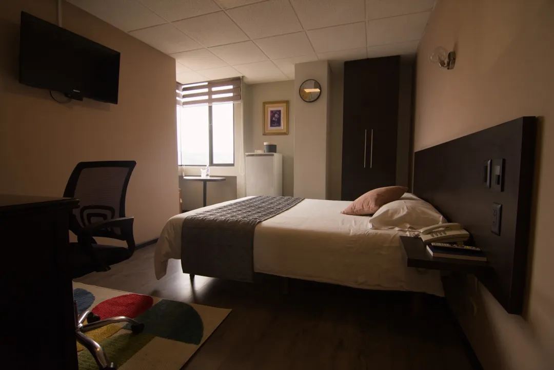 Executive Room with queen bed and work desk — Hotel Italia Cuenca