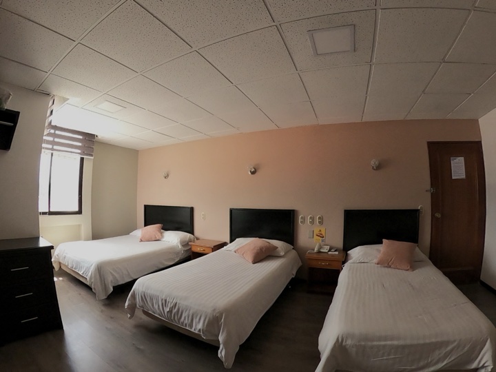 Habitación Triple Estándar en Hotel Italia Cuenca — ideal para familias o grupos